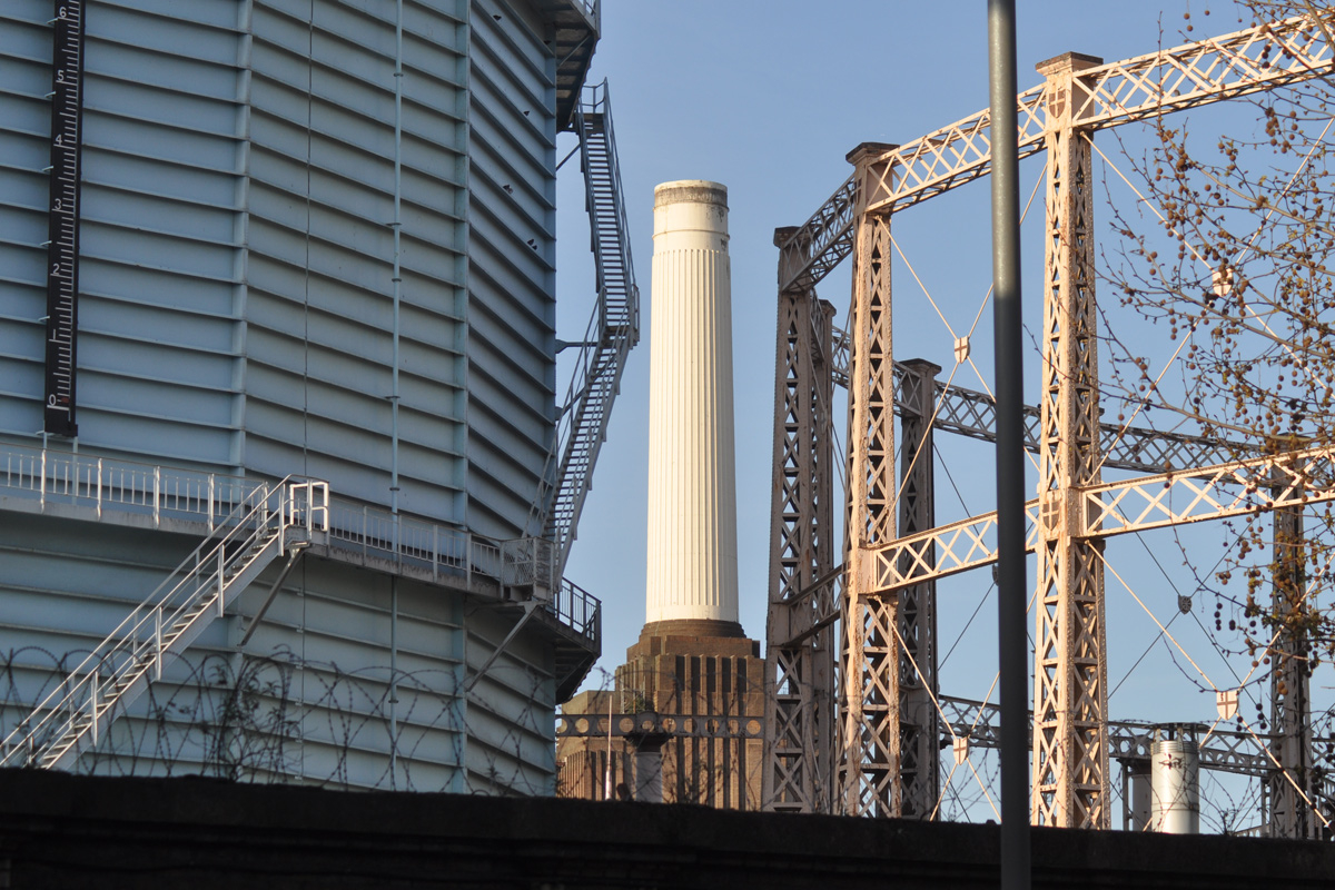 Battersea Gas Holders and Battersea Power Station - Creative Commons - stevekeiretsu Battersea Power Station and gas holders